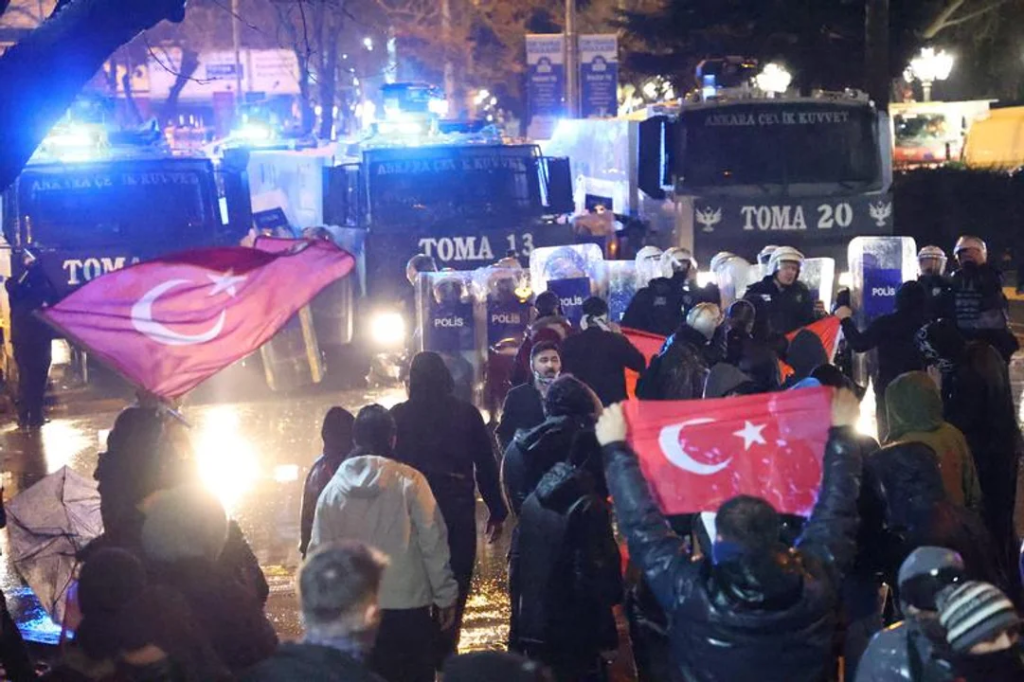 Manifestantes pro democracia marcharon en las calles de Estambul