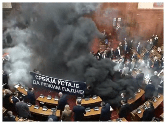 disturbios en el parlamento serbio bengalas granadas