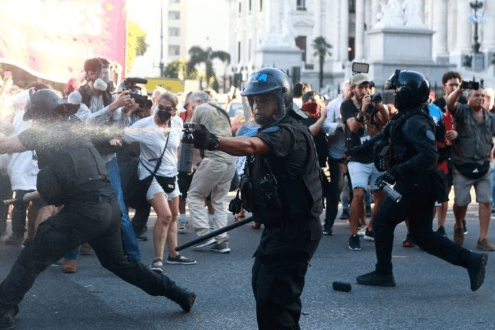 Marcha de jubilados: palazos, gas pimienta y tensión en inmediaciones del Congreso
