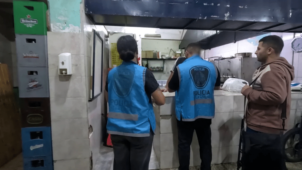 Cinco allanamientos y gran cantidad de mercadería secuestrada en Flores y Once