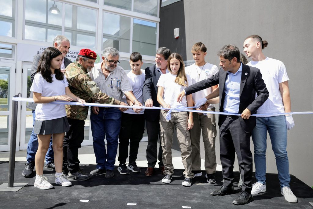 Kicillof visitó Pérez Millán para inaugurar la Escuela Técnica N°2