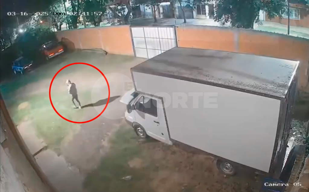 Un individuo encapuchado entró a una cochera en la madrugada del domingo y sustrajo la batería de un camión urbano