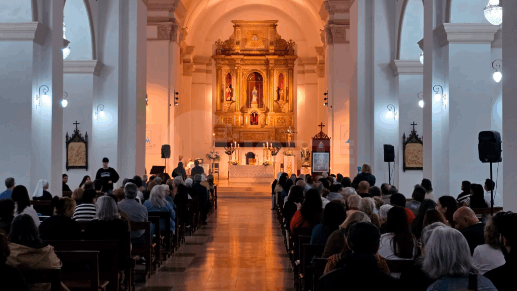 La comunidad nicoleña participa de una misa en memoria al papa Francisco en la Catedral