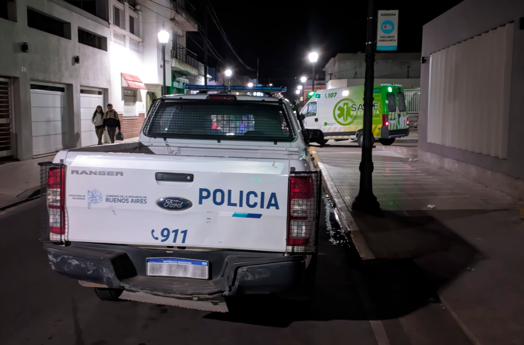 Trasladaron a un hombre ebrio e inconsciente al hospital tras golpearse la cabeza y convulsionar en la vía pública