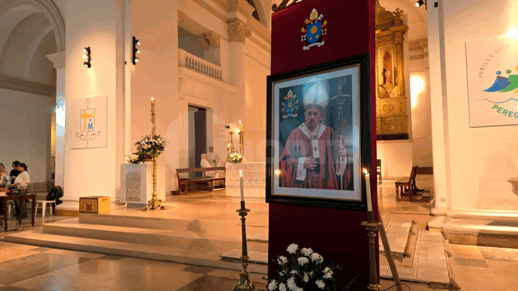 La comunidad nicoleña participa de una misa en memoria al papa Francisco en la Catedral