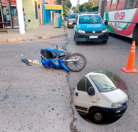 Una Traffic y una motocicleta colisionaron en barrio Santuario: dos mujeres resultaron heridas