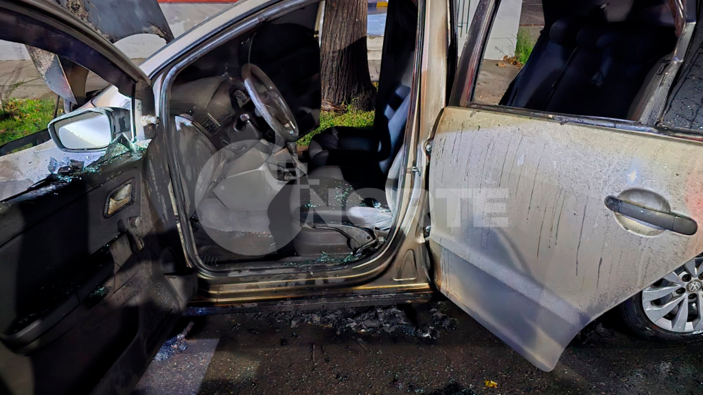 Se incendió totalmente una Volkswagen Suran en Av. Moreno y Bustamante: una dotación de bomberos trabajó en el lugar