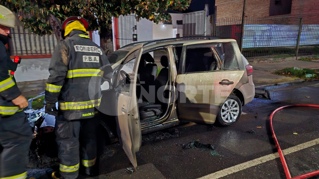 Se incendió totalmente una Volkswagen Suran en Av. Moreno y Bustamante: una dotación de bomberos trabajó en el lugar