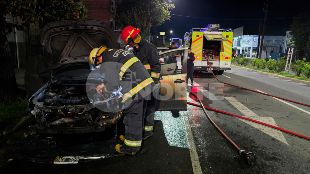 Se incendió totalmente una Volkswagen Suran en Av. Moreno y Bustamante: una dotación de bomberos trabajó en el lugar