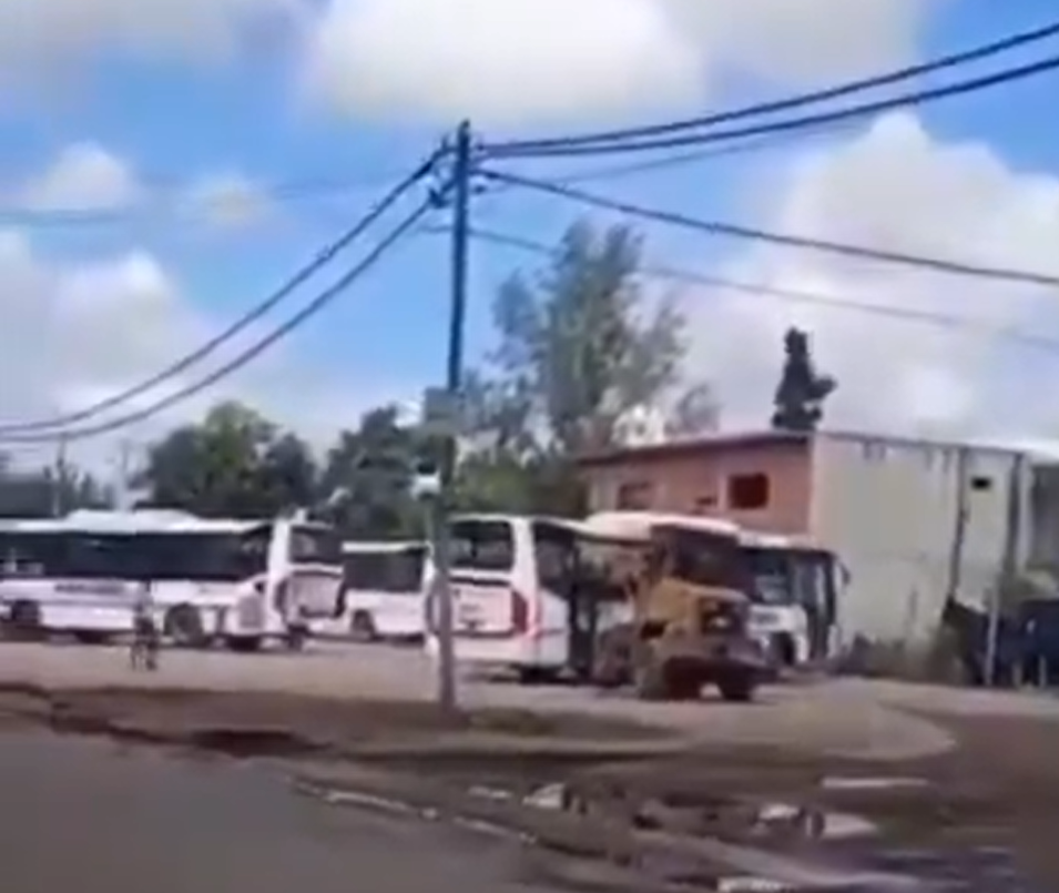 José C. Paz: lo chocaron y destruyó tres colectivos con una pala mecánica