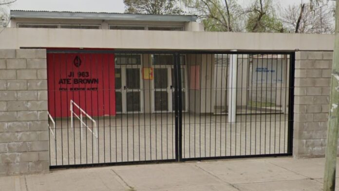 Una mujer quedó detenida por pegarle a su hijo con un palo y agredir a una maestra en Almirante Brown