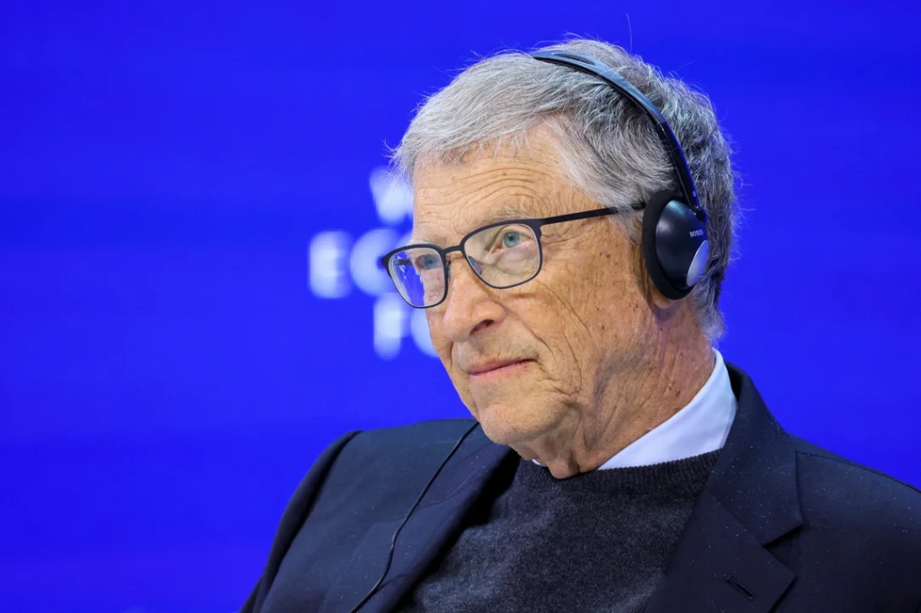 Bill Gates pronostica que la escasez de médicos y docentes termina pronto gracias a la inteligencia artificial