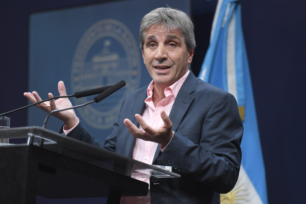 Caputo dijo que los supermercados están rechazando listas con subas de precios de grandes fabricantes