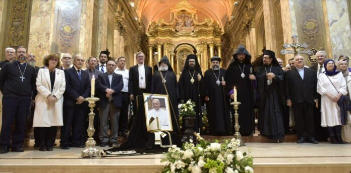 Representantes de diversos credos y miembros del Gobierno despidieron al Papa en la Catedral Metropolitana