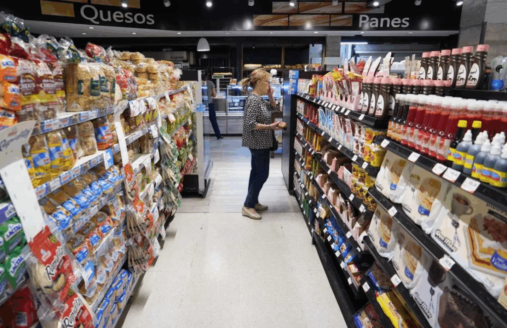 Supermercados muestran leve repunte interanual en febrero: suben 1,5% las ventas