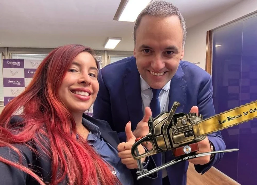 La tiktoker que señalaron como empleada de Manuel Adorni confirmó su viaje pero negó trabajar para el Gobierno