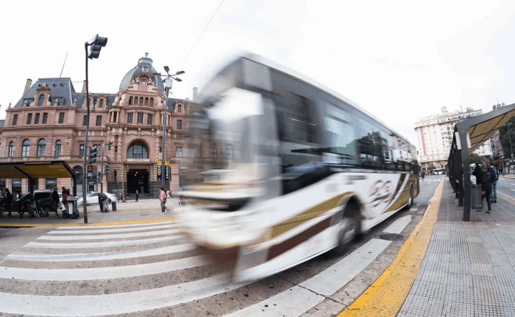 Será más costoso moverse por CABA: en mayo suben casi 6% las tarifas de colectivos, subte y peajes