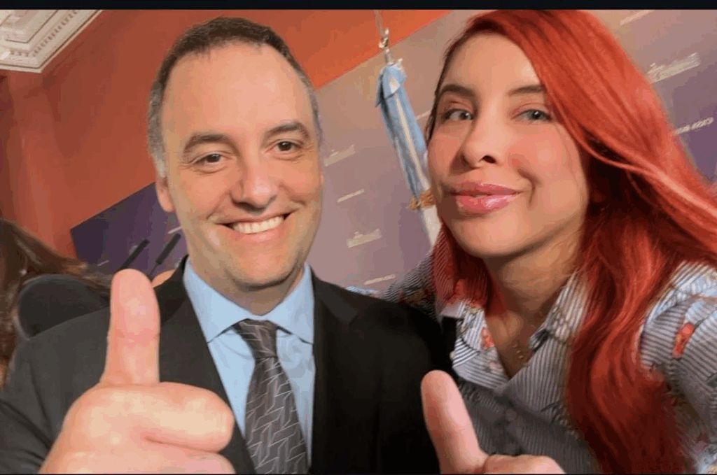 Adorni dice que la tiktoker es la fotógrafa oficial de Milei