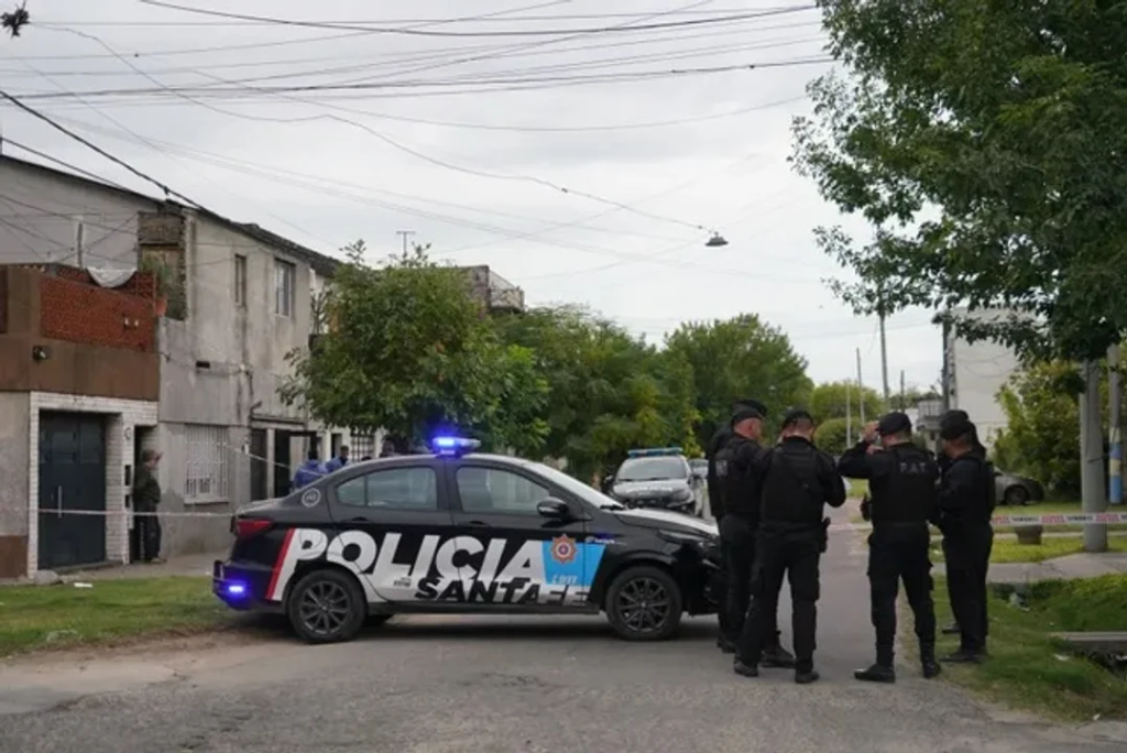 Encuentran asesinada a balazos a una pareja en Rosario: se entregó un sospechoso