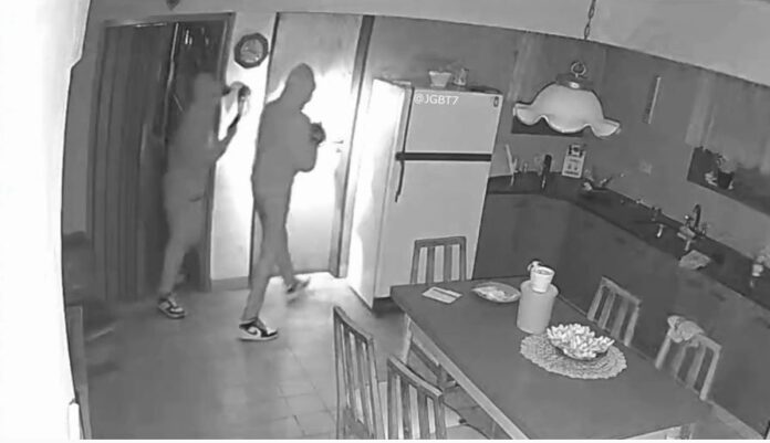 Una mujer de 82 años fue sorprendida en La Plata por un grupo de ladrones mientras dormía y sufrió un shock emocional