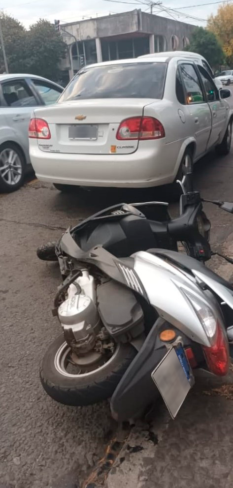 Un Corsa Classic y una motocicleta protagonizaron un accidente vial en Av. Alberdi y Moreno
