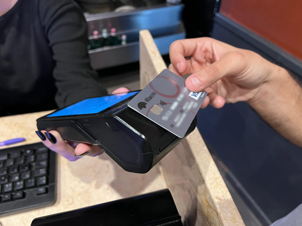 El uso de la tarjeta de crédito desplazó al débito y al efectivo en gastronomía y supermercado