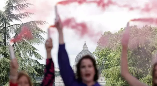 ´Humo rosa´ interpela al Vaticano por reclamos históricos en materia de género