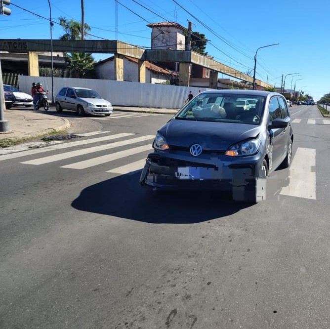 Nuevo accidente en Av. Savio: colisionaron dos vehículos y ambos conductores fueron derivados al Hospital