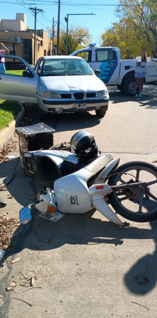 Barrio Los Fresnos: impactaron un motociclista contra un automovilista en Pombo y Bolivar