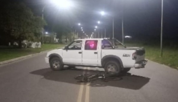 Una camioneta embistió a una bicicleta y la ciclista terminó debajo del vehículo en Av. Moreno
