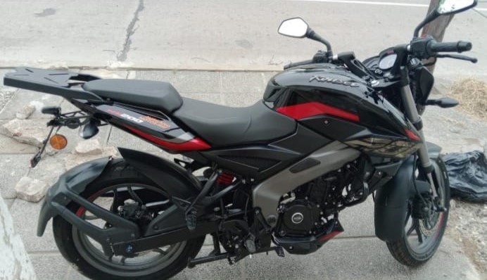 Barrio Urquiza: entró a su casa, dejó su motocicleta con traba volante y a los pocos segundos dos ladrones se la llevaron