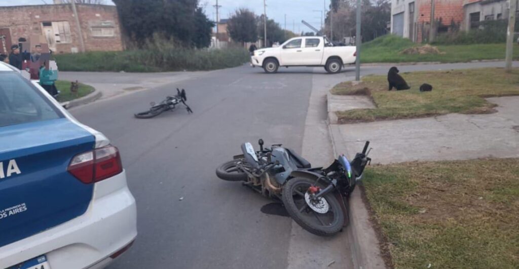 Una ciclista de 15 años y un joven motociclista de 18 colisionaron en barrio La Loma