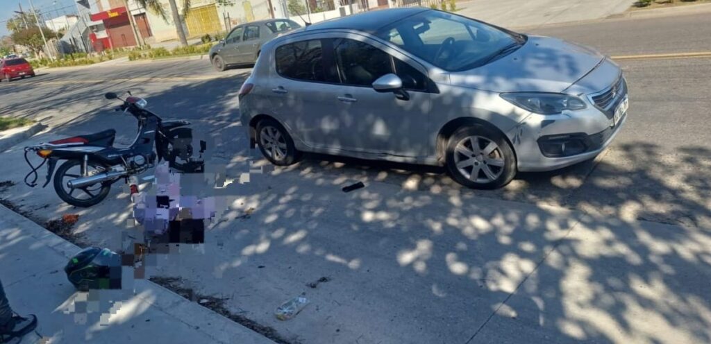 Una motociclista terminó con un corte en la nariz tras una colisión con un automóvil y su Honda Wave en zona norte