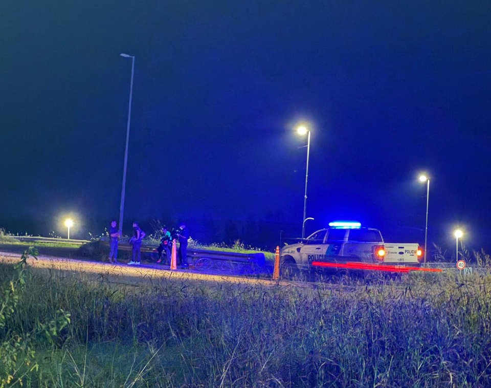 Accidente vial en el puente camino a La Emilia: un ciclista y una motocicleta involucrados
