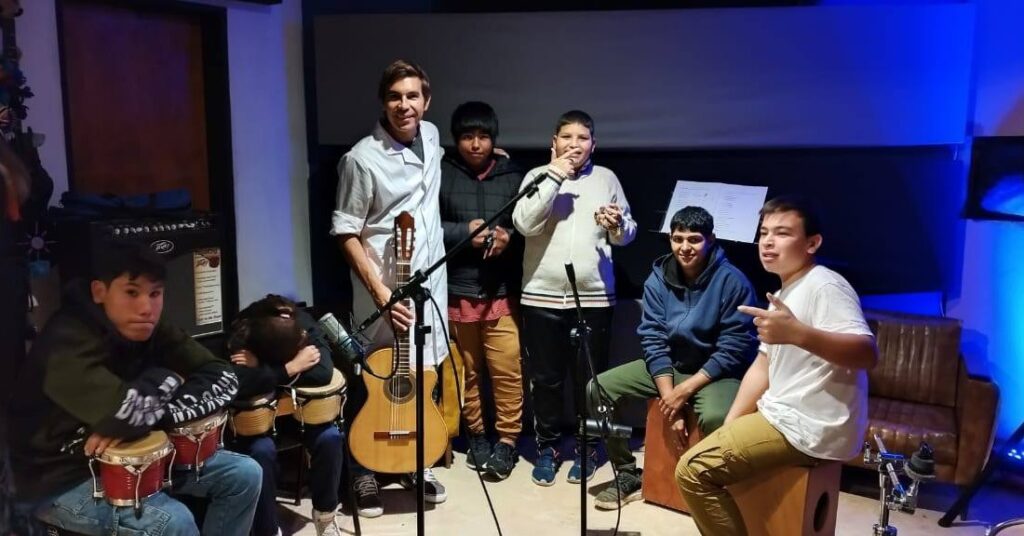 Alumnos de Pérez Millán viven la experiencia de grabar en los Estudio La Carmela