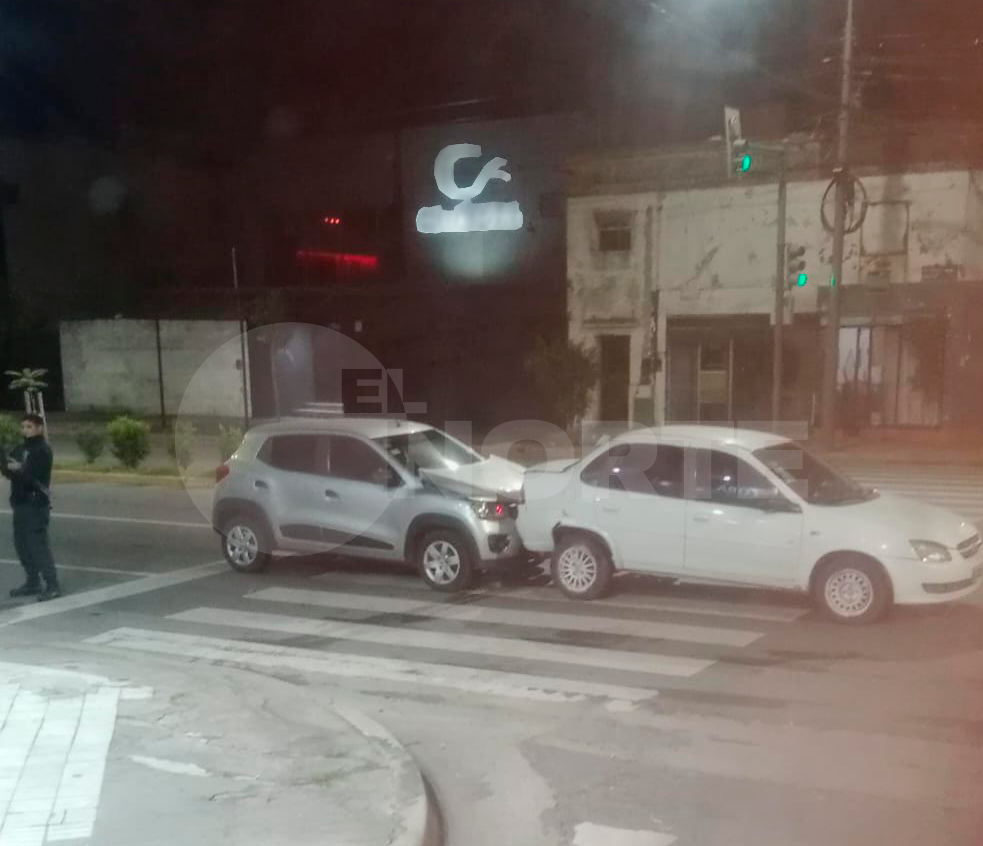 Segundo choque del día en Av. Savio: una Renault Kwid y un Corsa impactaron en la intersección con Juan B. Justo