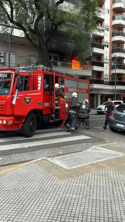 Se incendió un edificio en Villa Pueyrredón: dos personas fueron asistidas por el SAME