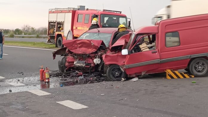 Un trágico choque frontal en San Antonio de Areco dejó como saldo dos muertos y un herido grave