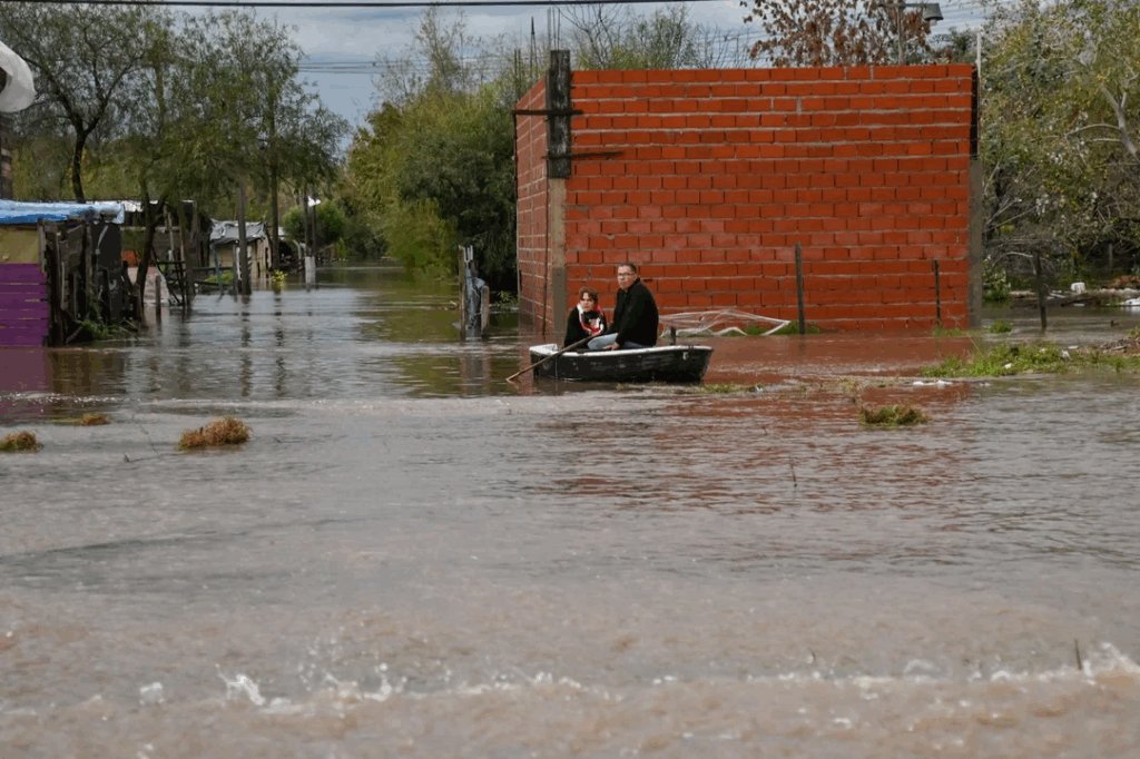 Luis Petri recorrió zonas inundadas y advirtió que en Campana hay más de 1.600 evacuados