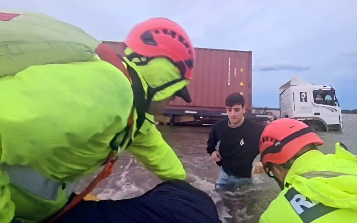 La tormenta mantiene la alerta roja zonas de la Provincia y ya hay 4460 evacuados y tres personas desaparecidas
