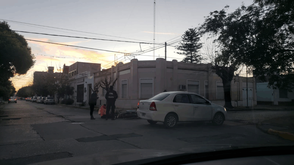 accidente auto y una moto