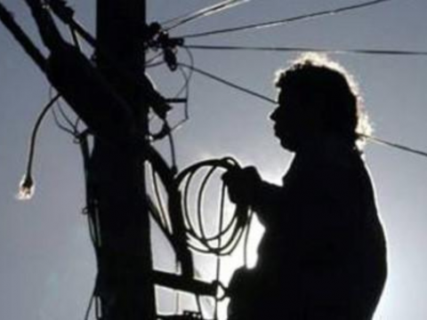 hombre intentó colgarse de la luz