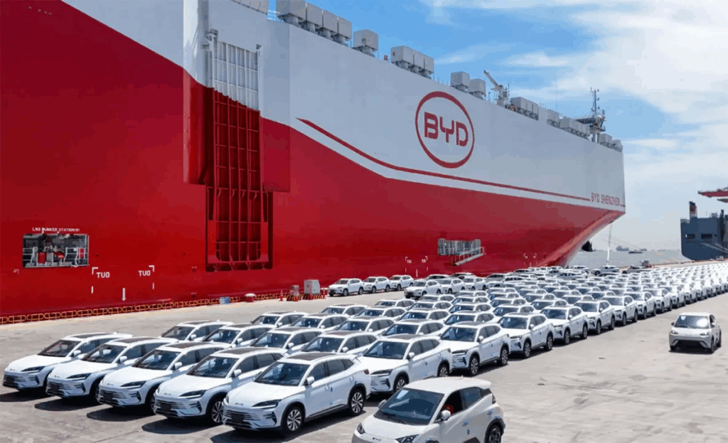 Brasil: un descomunal barco cargado de autos eléctricos chinos viene por Tesla