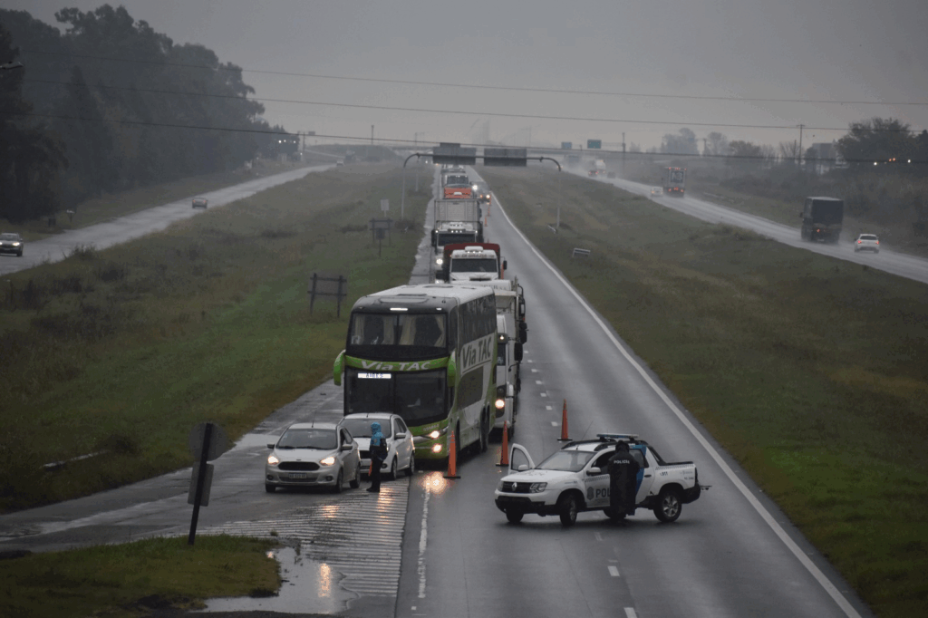 Vialidad Nacional habilitó el tránsito hacia Rosario por la Ruta Nacional 9 tras la inundación
