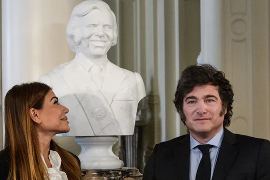 "Sáquela del colchón": el día que Carlos Menem le pidió a los argentinos lo mismo que Luis Caputo ahora