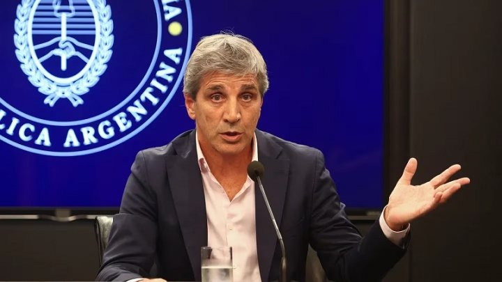 "Facturen en dólares": el pedido de Luis Caputo a los comercios
