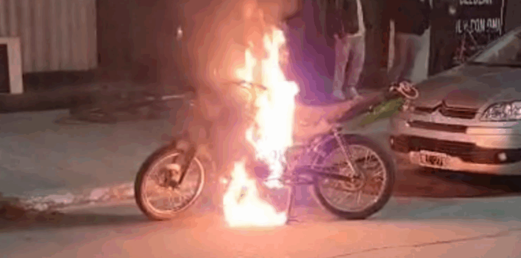 joven incendió su moto Villa Ramallo