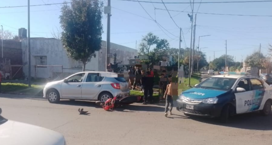 colisión entre moto auto