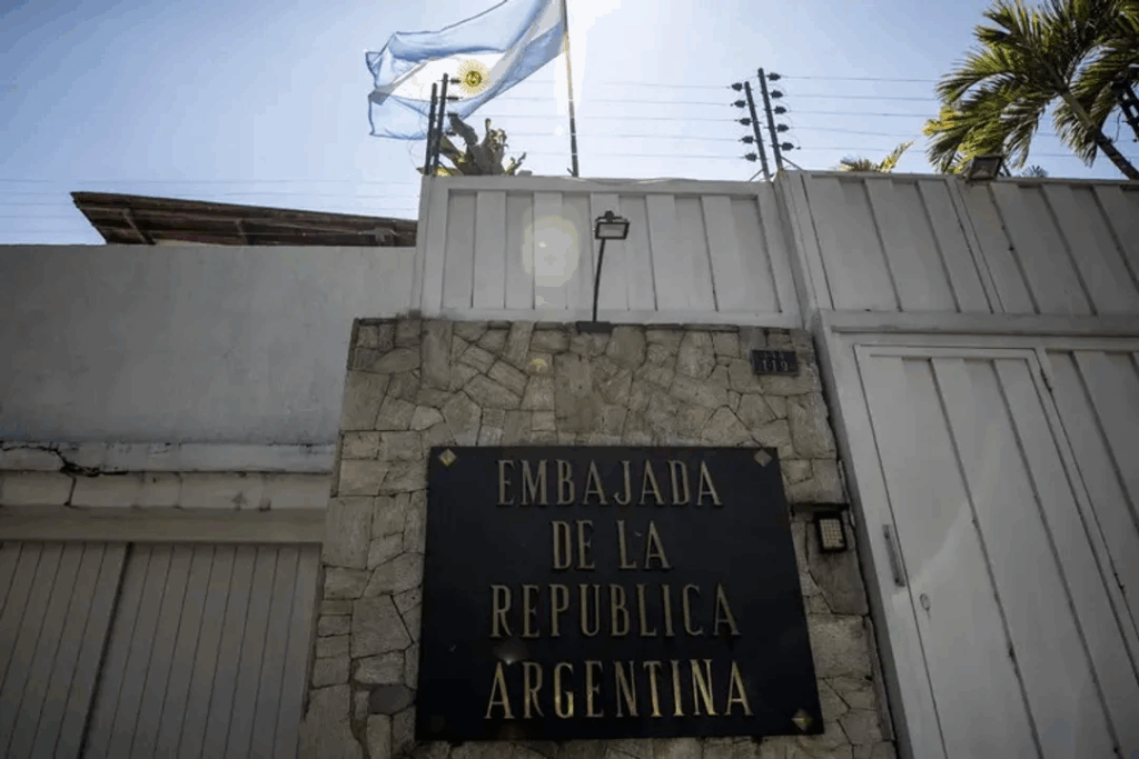 El Gobierno confirma la salida de los cinco venezolanos refugiados en la embajada argentina en Caracas