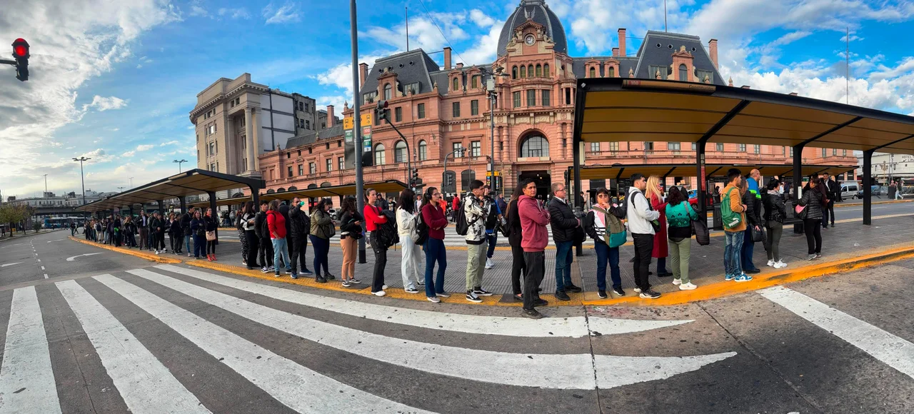 Termina el paro de colectivos: la UTA mantiene su reclamo salarial y ...